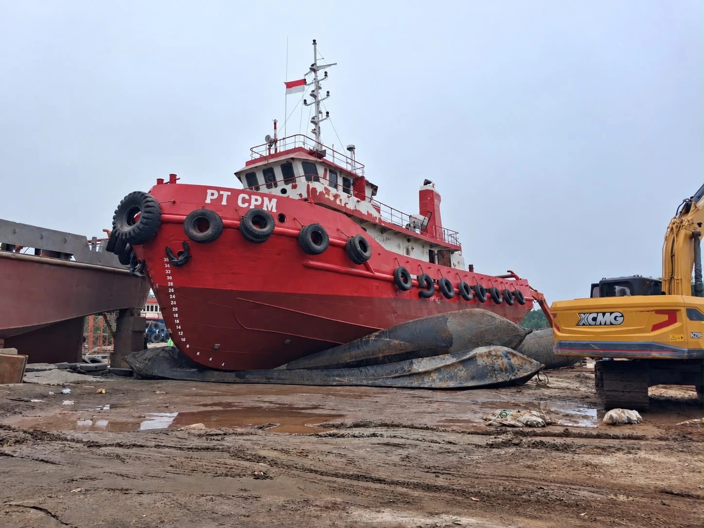 Tugboat PT CPM di atas airbag peluncuran di galangan