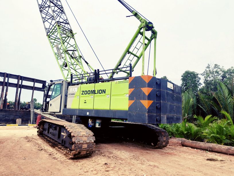 Crawler crane Zoomlion ZCC600V di area galangan