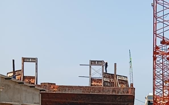 Crane dan alat berat di area galangan