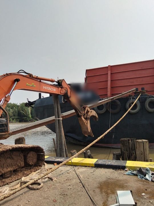 Alat berat di tepi dermaga