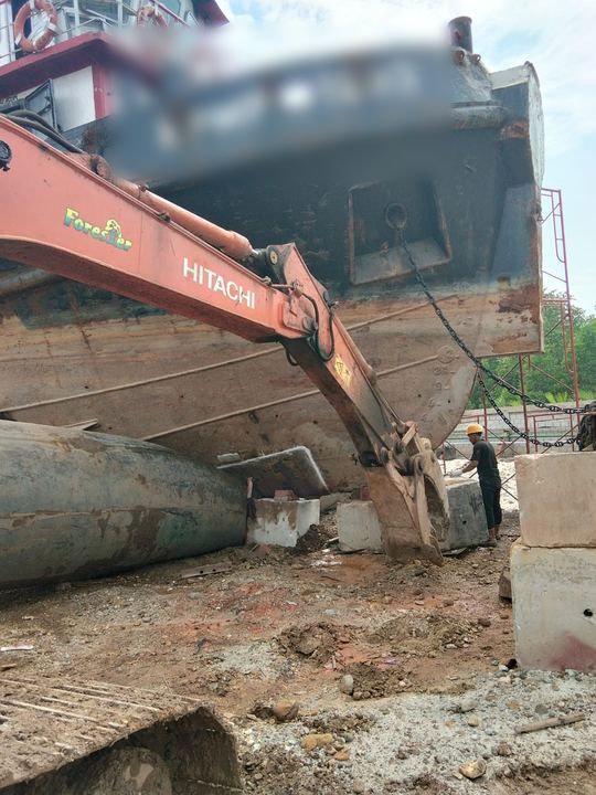 Kapal di area landasan