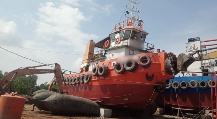Tugboat di atas airbag peluncuran