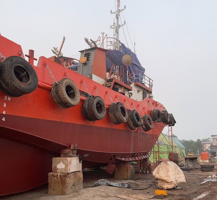 Tugboat di area yard